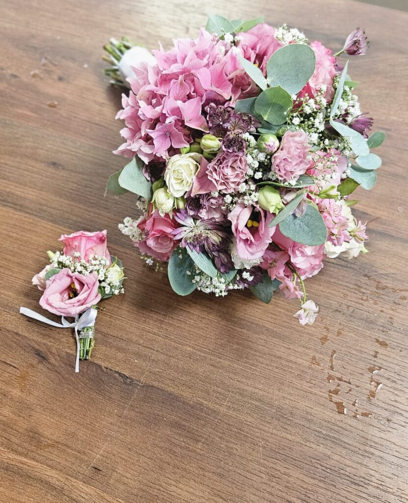 Hochzeit: Brautstrauß und Ansteckblume für Bräutigam